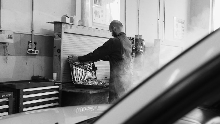Manual Pallet Jacks for Automotive Plants: Capacity, Fork and Wheel Specs
