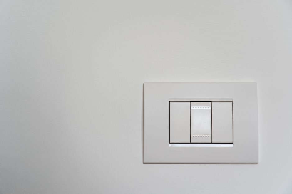 MCC vs Isolating Switch: Spec-Driven Selection for Industrial Power Distribution