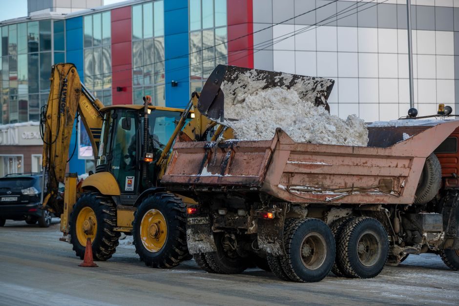Mining dump truck spec bands for pharmaceutical bulk-material handling