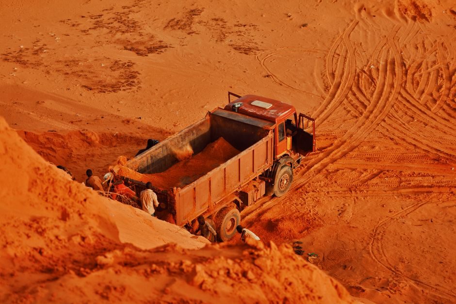 Mining Dump Truck vs Tank Container: 2026 Spec Cut for Fleet Specifiers