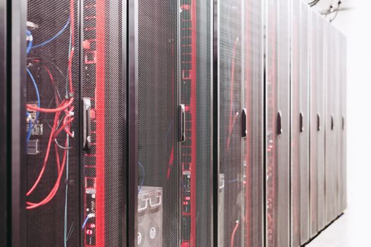server hardware OEM vs ODM manufacturing - Comparison Matrix: OEM vs ODM Across 4 Buyer Criteria