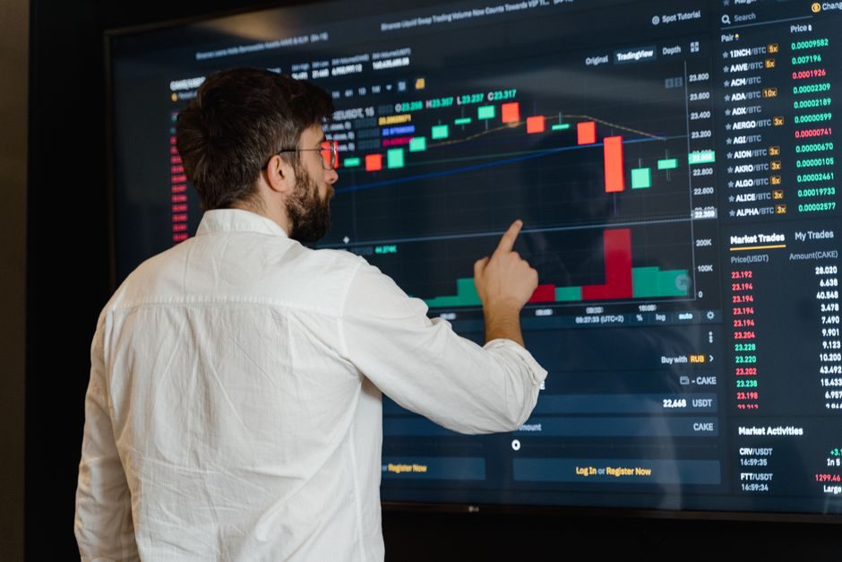 OLED Price Trend and Outlook 2026: Panel Bands, Driver Demand and Sourcing Signals