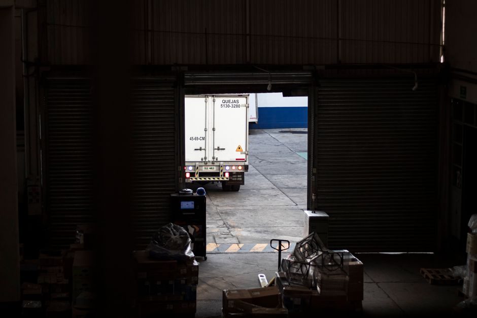 Order Picker vs Forklift: Lift Height, Load, and Aisle Spec Compared
