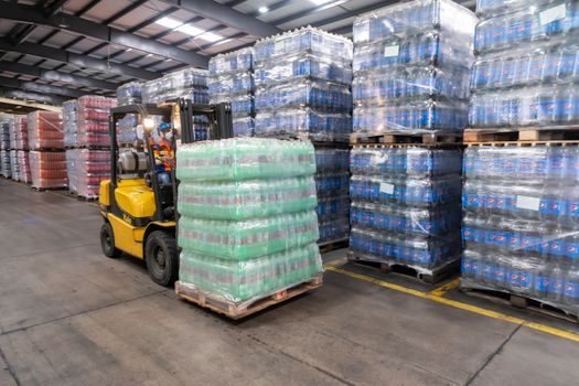 order picker vs Forklift - Manoeuvrability and aisle-width physics