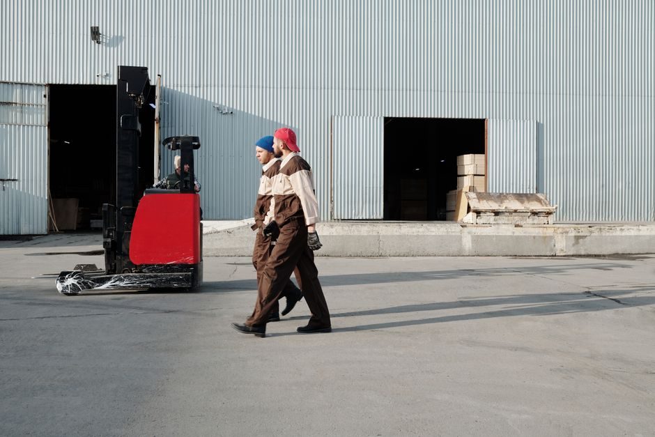 Pallet Jack vs Forklift: Spec-First Selection for 2026 Warehouses