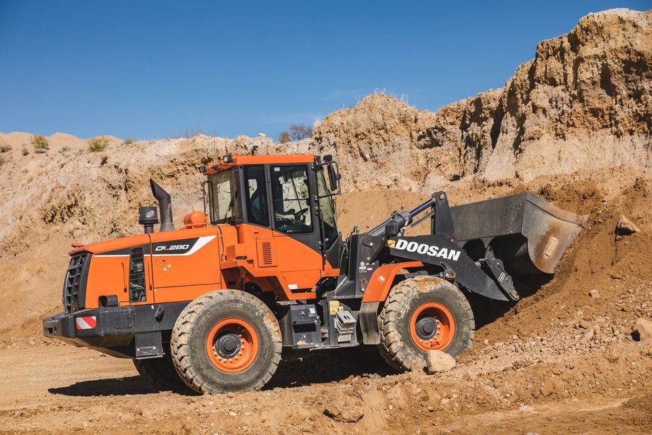 Quarry excavator selection: weight, power, breaker duty