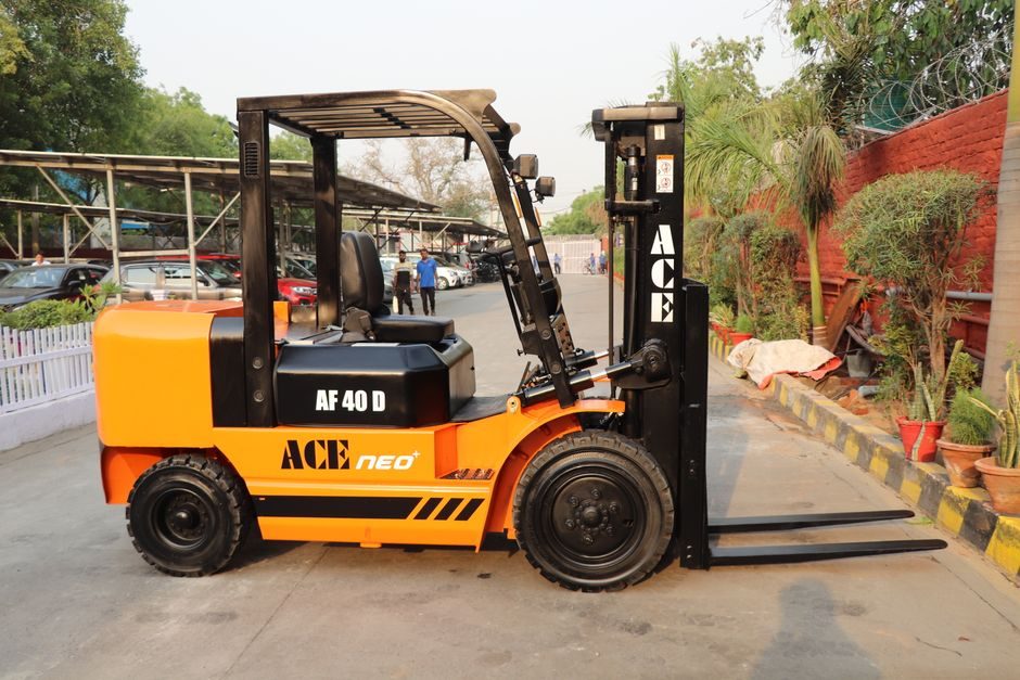 Reach Truck vs Forklift: Aisle, Lift Height, and Load Spec Compared