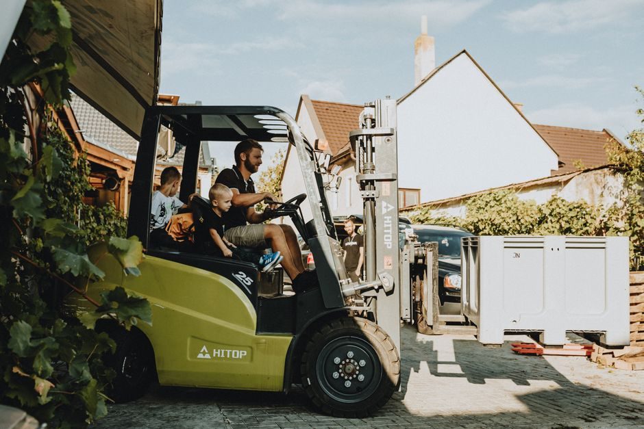 Rough Terrain Forklift Pros and Cons: 2026 Spec Trade-Off Map