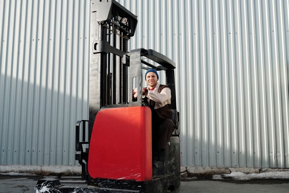 Rough Terrain Forklift Sizing and Selection: Capacity Bands, Drive Layout and