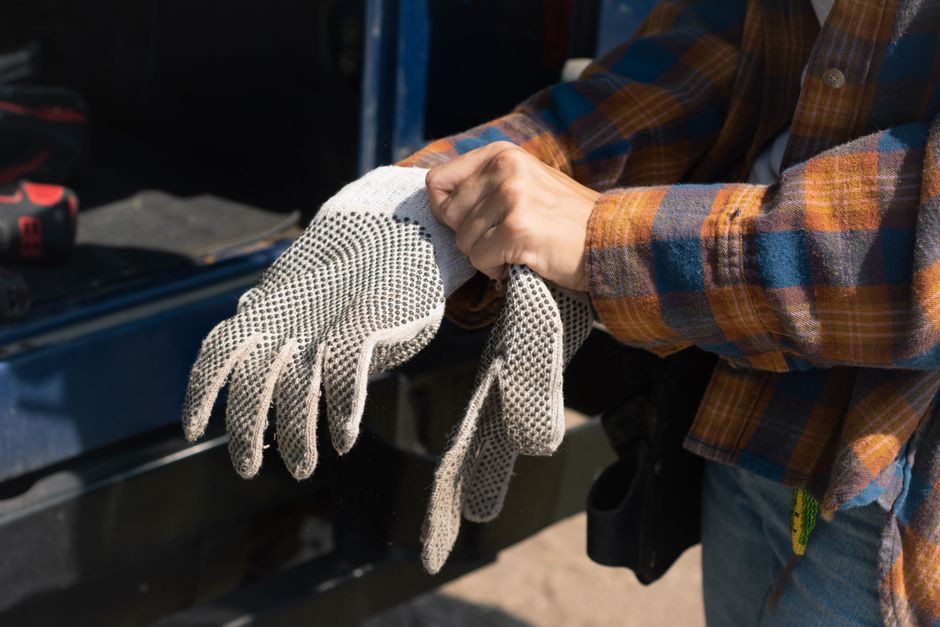 Safety Glove Price & Cost Guide 2026: Polymer, Coating and Certification Levers