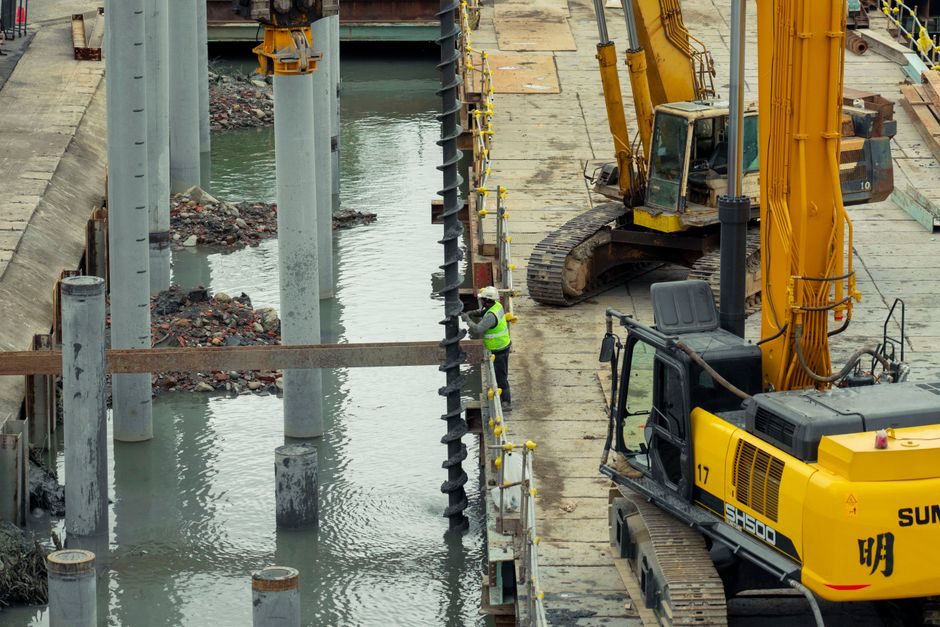 Solar Pile Driver Installation: Setup, Laser/GPS Verification, and Acceptance