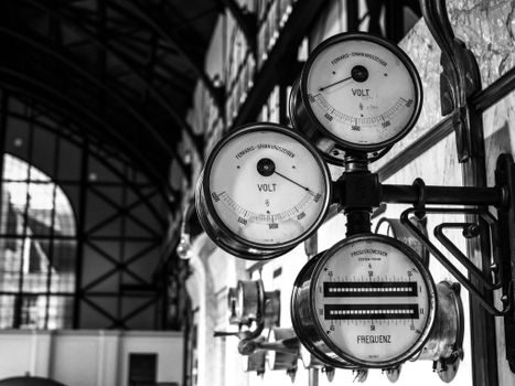 Spirit Level vs Strain Gauge - Calibration and Traceability