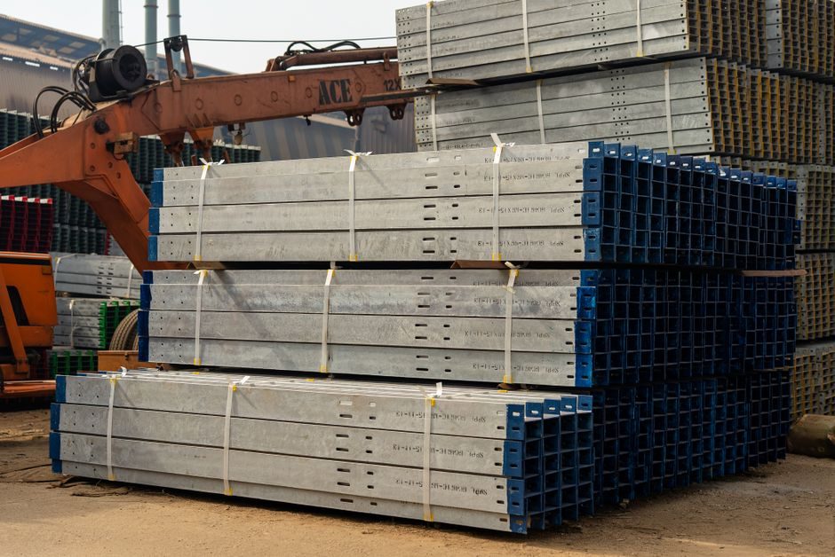 Stacker Crane Suppliers 2026: Maker Tiers, Spec Bands and Sourcing Reality