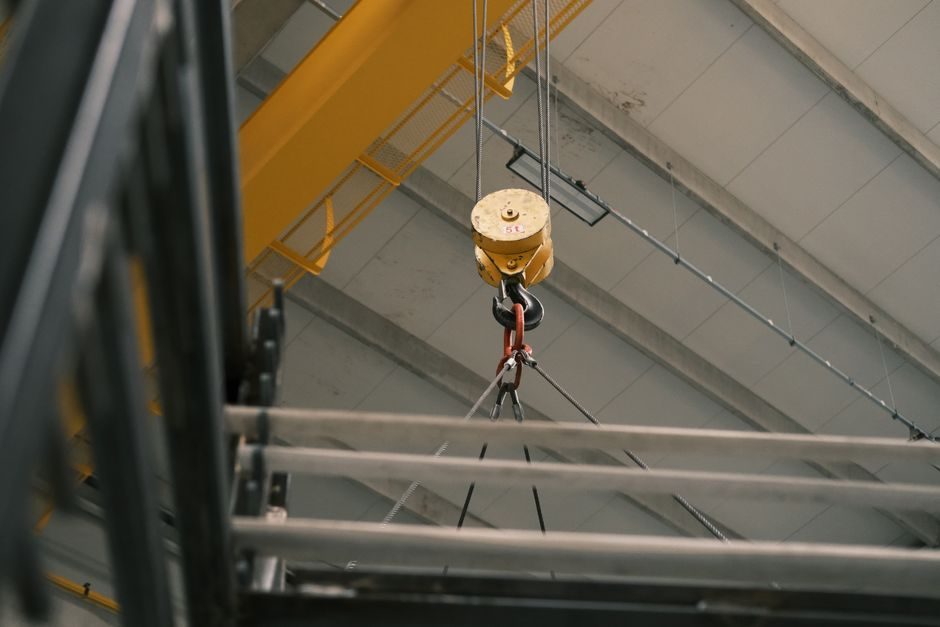 Steel Strand Installation Guide: Spec Bands, Stressing Windows and Failure Modes
