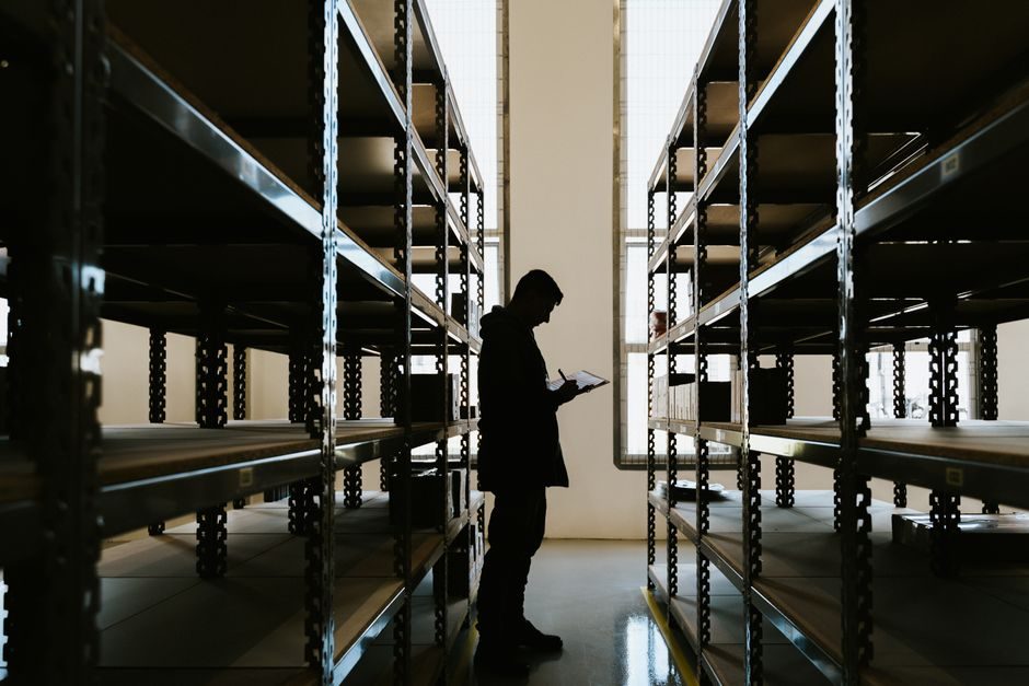 Storage rack TCO breakdown: steel, finish, and downtime as the cost drivers