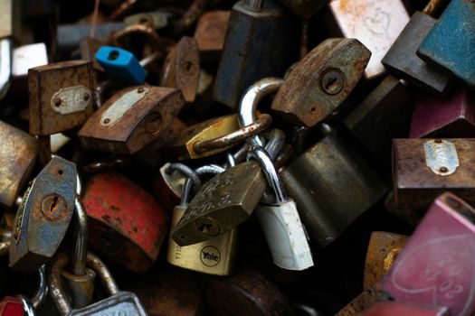 Taper Bush vs Lock Nut - When to Use Which — 2026 Specifier Rules