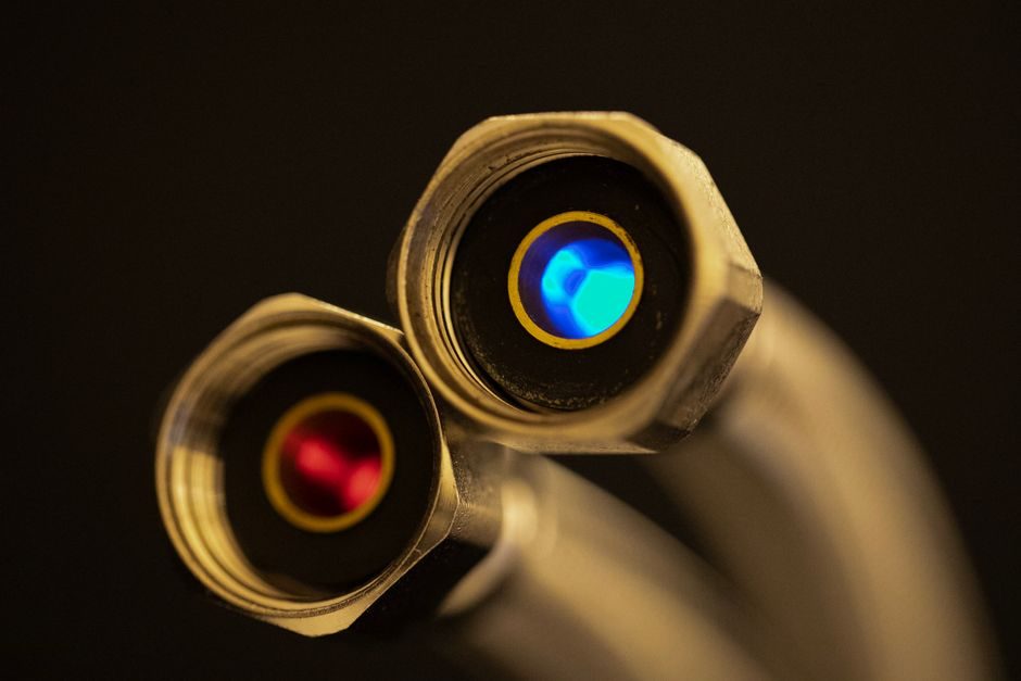 Ultrasonic Sensor Selection Guide: Transducer Types, Spec Gates, and Sourcing