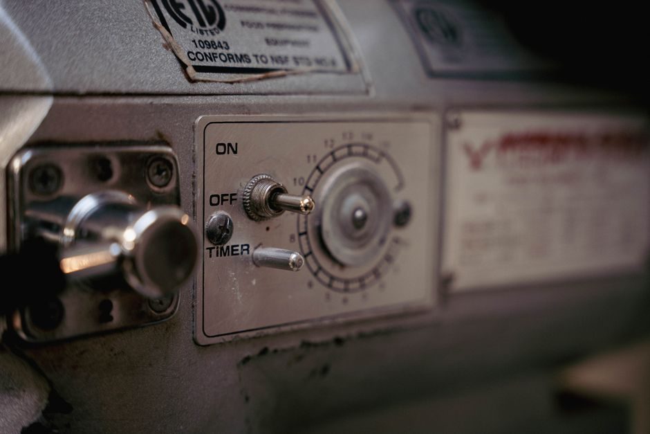 Vacuum Die Casting Machine Installation: Foundation, Pump Train and Leak-Rate Gates