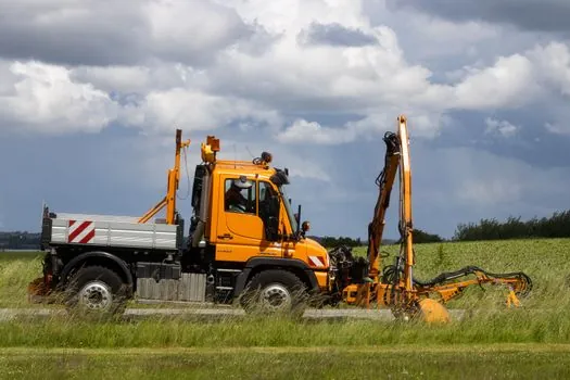 Aerial Work Truck selection for road construction - Chassis, Outriggers, and Hydraulics