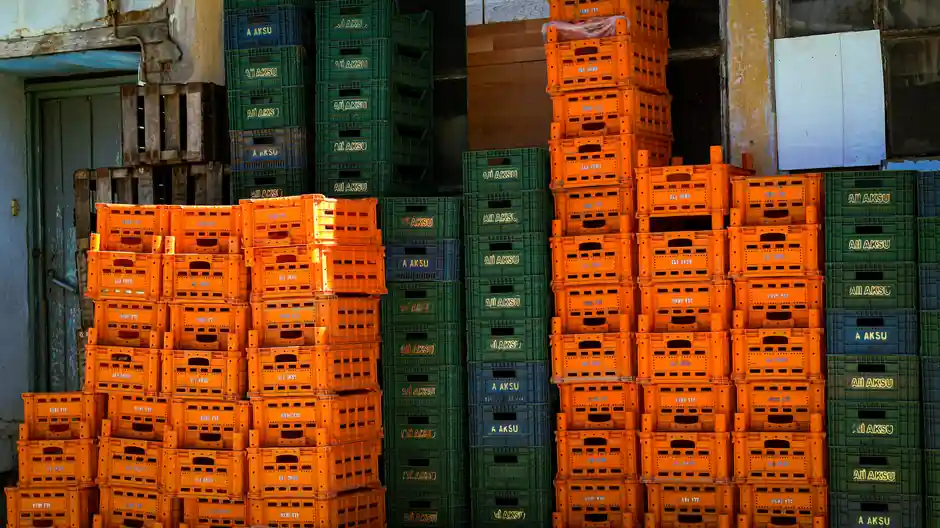 Air-cargo pallet rack selection: ULD footprint, payload, and finish gates