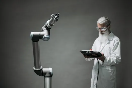 Autonomous Mobile Robot selection for electronics handling - Decision criteria: when to buy and when to wait
