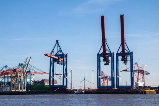 Autonomous Mobile Robot selection for port logistics - Connectivity, fleet management, and elevator integration