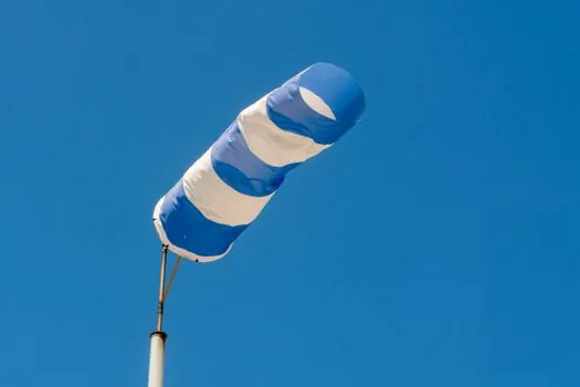 Anemometer vs Temperature & Humidity Recorder - Memory, logging interval, and deployment pattern