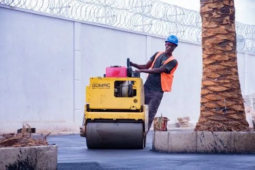Asphalt Paver selection for pipeline construction - Standards, certifications, and crew competence