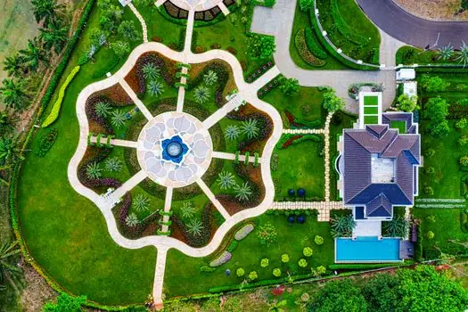 Automatic Level selection for landscaping - Working range, curvature, and the 300 ft (90 m) cap