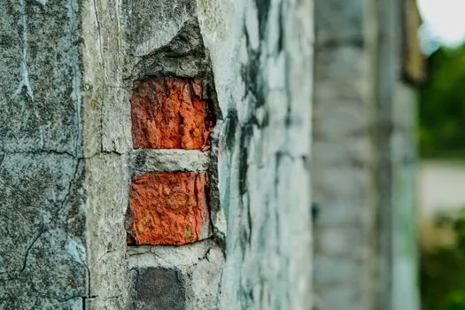 Automatic Level selection for masonry - Common Failure Modes and Specification Pitfalls