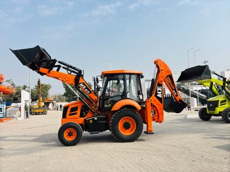 Backhoe Loader selection for landfill operations - Selection criteria: who a 70-100 HP backhoe is for (and who it is not)