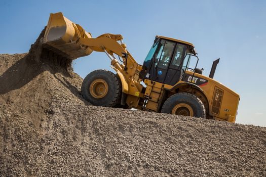 Backhoe Loader selection for demolition projects - Bucket and Loader-End Configuration for Demo Cleanup