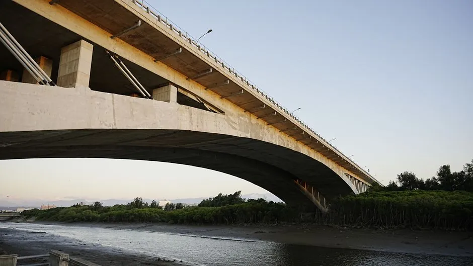 Bridge Concrete Vibrator Selection: Head Size, Power, and 2026 Specs