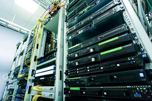 Cable Tray vs Drag Chain Cable - Who Each Option Is For (and Who It Is Not For)