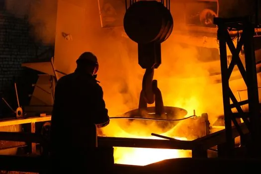 Casting Ladle selection for lighting fixtures - Lifting and tilting geometry: hand-ladle, geared-tilting, or crane-ladle