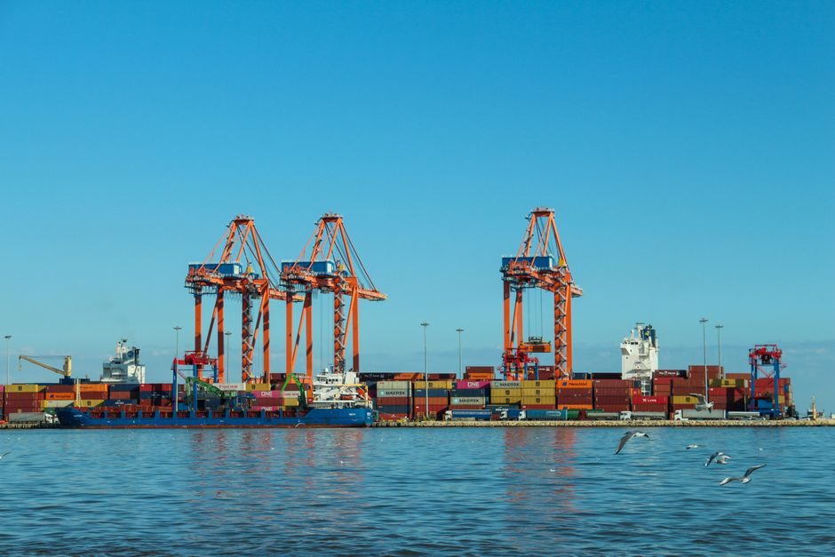 Chain conveyor selection for chemical shipping duty