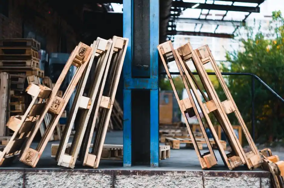 Chemical shipping pallet rack spec map: capacity, deck, finish, code gates