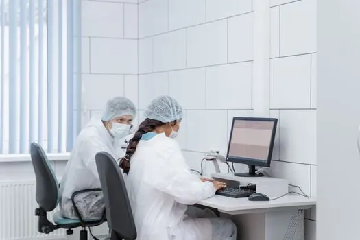 Lightweight Partition Panel selection for cleanrooms - Lightweight by Design: Aluminum Honeycomb and EPS Handling Behavior