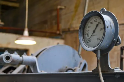 coating thickness gauge selection criteria for chemical compatibility review - Comparison: three real gauges against four decision criteria
