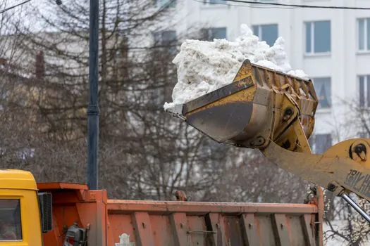 Concrete Mixer Truck selection for snow removal - Operator Profile: Who Should (and Should Not) Spec a Winter-Dual Mixer