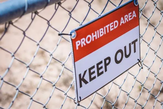 Safety Fence selection for construction sites - Common Failure Modes: Tip-Over, Breached Perimeters, and Uncontrolled Gates