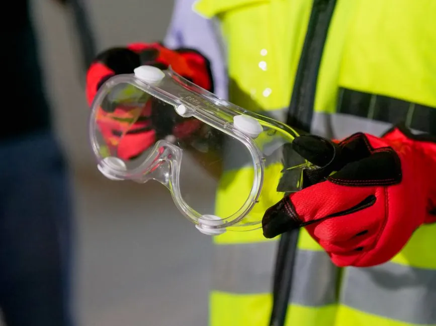 Construction Site Safety Glove Selection: Cut Level, Coating, and Standard Gates