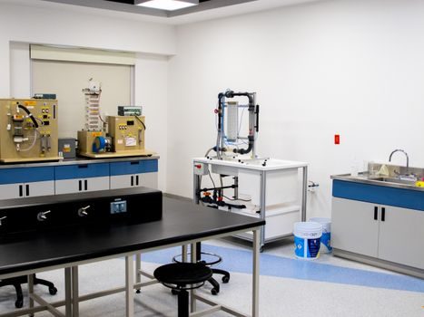 Deadweight Tester vs Temperature Calibration Bath - Cost, Skill, and Lifetime Trade-offs