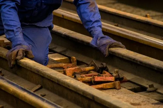 Degassing & Refining Unit selection for rail components - Ferrous vs Non-Ferrous Routes: Why the Equipment Class Diverges