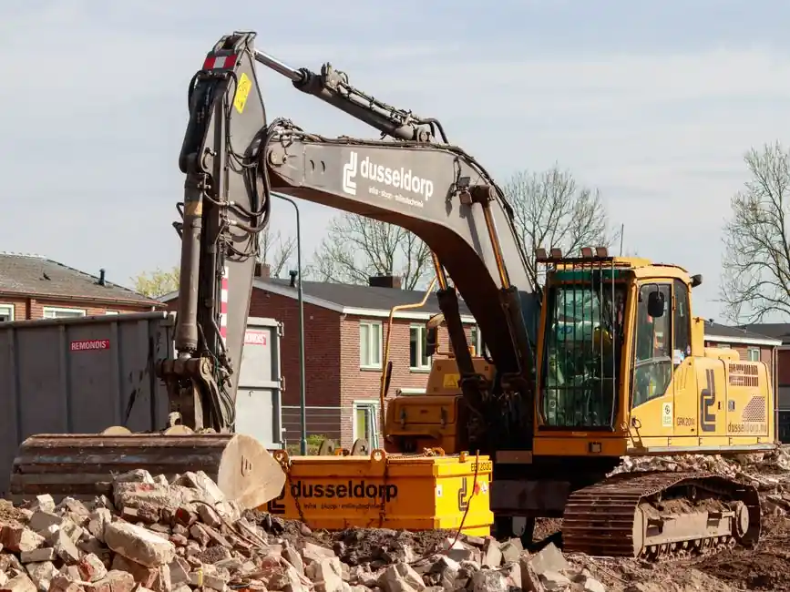 Demolition-Ready Truck-Mounted Cranes: Knuckle vs Telescopic Spec Gates