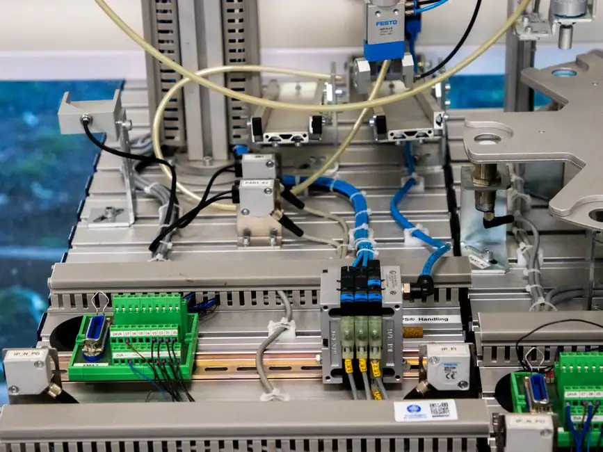 Display panel production line design: 2026 spec map for AMOLED and TFT-LCD fabs
