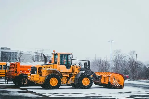 Dynamic Compactor selection for snow removal - Lead Time, Working-Capital Carry, and Sourcing Window