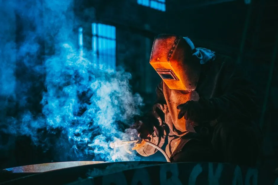E-stop selection for welding: ISO 13850, contactor wiring, and PL c spec rules