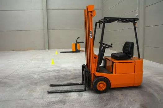 Electric Pallet Truck selection for food and beverage - Selection Criteria: How to Spec a Walkie for Your Plant
