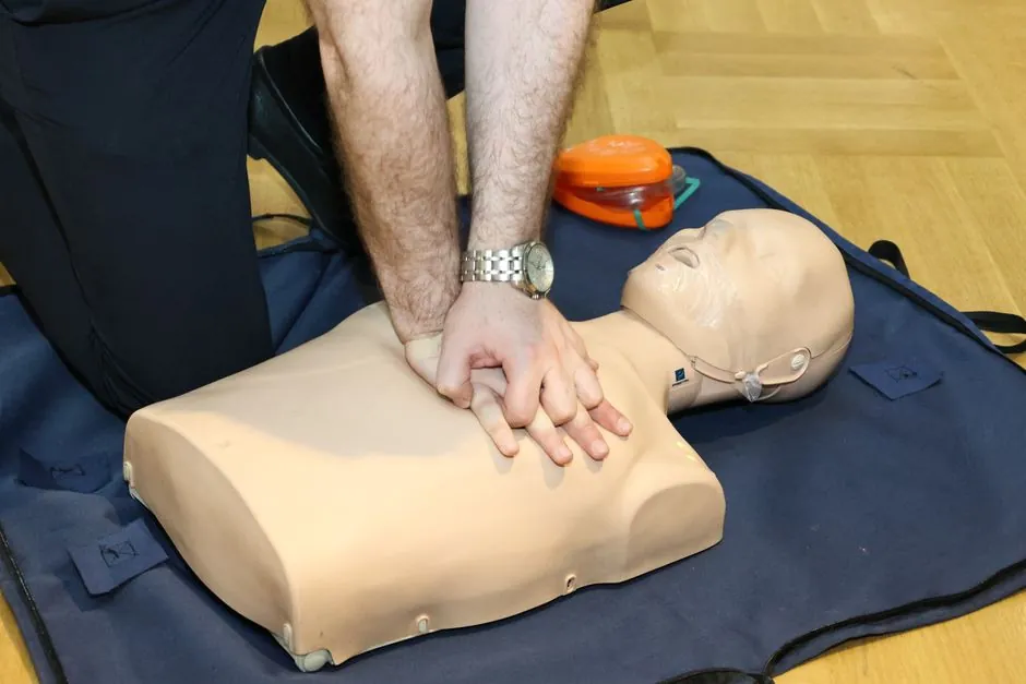 Electrical first aid kit selection: R2 WHS kits vs compact pouch kits